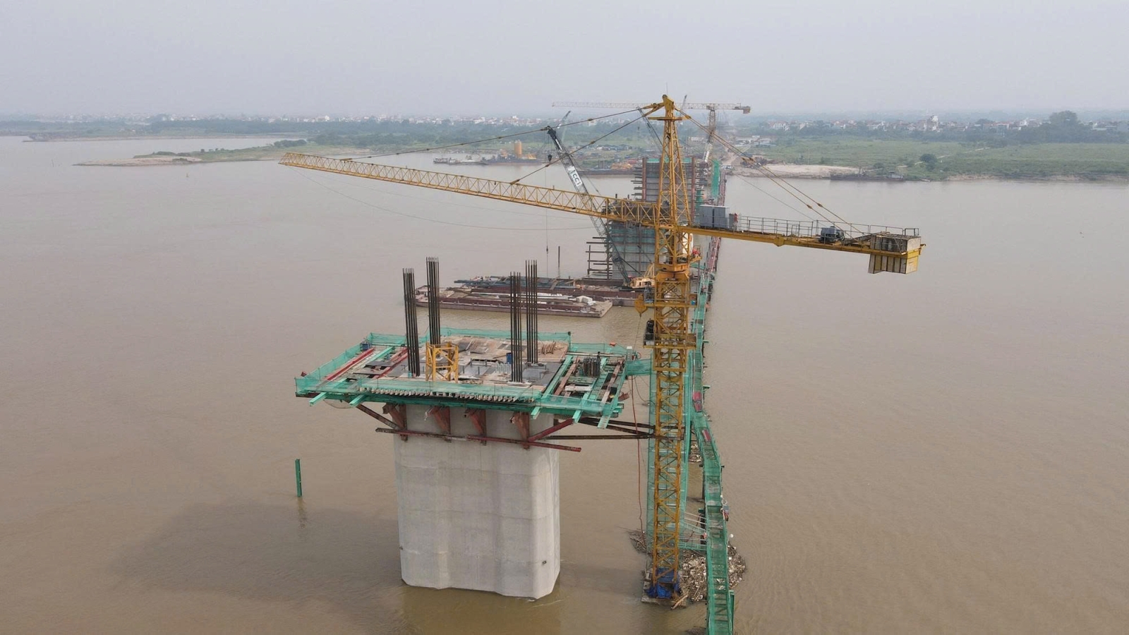 Sản lượng thi công cầu Hồng Hà trên đường Vành đai 4 đạt hơn 45%